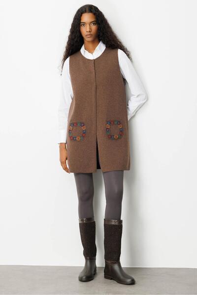 Desen Triko Дамски дълъг вълнен кардиган с нулева яка и джобове, изплетен на една кука. Цвят: кафе