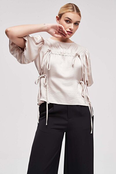 Livia بلوزة سادة قصيرة بأكمام نصفية