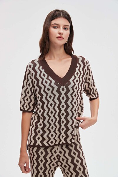 Livia بلوزة مطبوعة بأكمام نصفية وفتحة رقبة على شكل حرف V