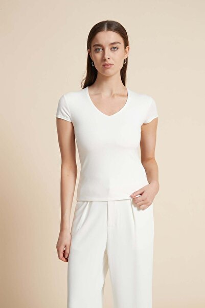 Yola بلوزة سادة بأكمام قصيرة ورقبة على شكل حرف V