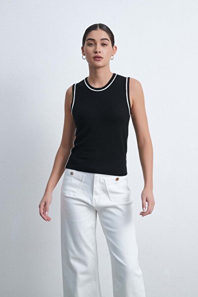 Livia بلوزة سادة بدون أكمام ورقبة دائرية