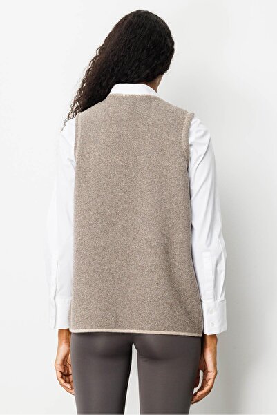 Desen Triko Γυναικείο μάλλινο γιλέκο με κέντημα με λαιμόκοψη σε σχήμα V και τσέπη σε μπεζ χρώμα