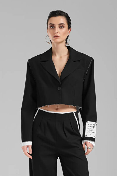 it's basic tw3 Kadın Aplike Detaylı Tasarım Crop Blazer Ceket