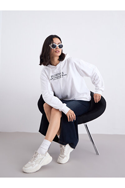 Styli هودي طويل مطرز باللون الأبيض