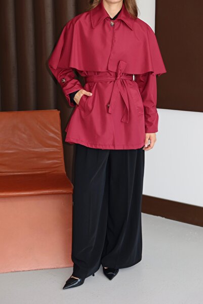 Bahar Altundemir Kadın Pelerinli Kemerli Astarsız Oversize Kısa Bordo Trençkot