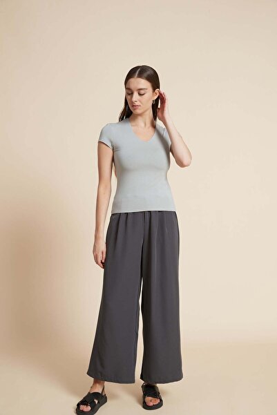 Yola بلوزة سادة بأكمام قصيرة ورقبة على شكل حرف V