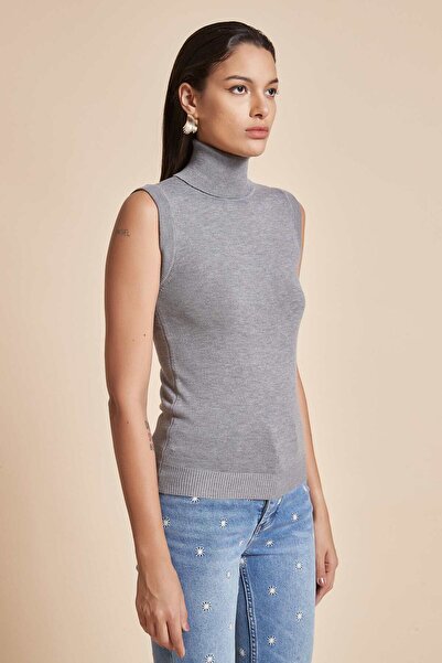 Yola Solid High Neck Sleeveless Top