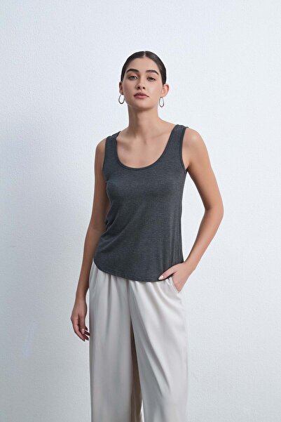 Livia Solid Sleeveless Top