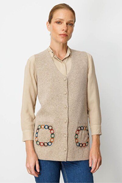 Desen Triko Γυναικείο μάλλινο γιλέκο με βελονάκι με λαιμόκοψη σε σχήμα V και τσέπη σε μπεζ χρώμα