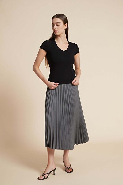 Yola بلوزة سادة بأكمام قصيرة ورقبة على شكل حرف V