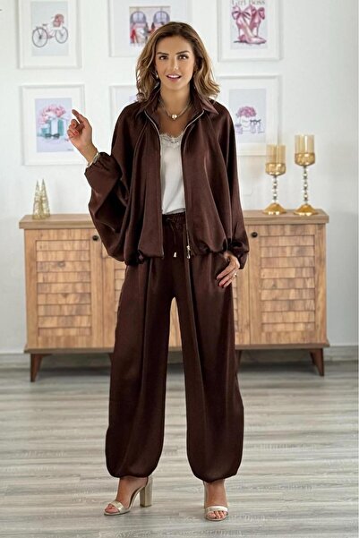 Nevin Kaya Moda Costum din satin maro