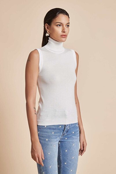 Yola Solid High Neck Sleeveless Top
