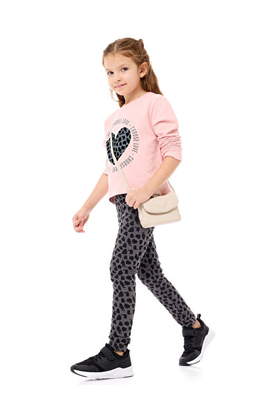 Victor and Jane By Styli طقم بلوزة وبنطال ضيق بطبعة قلوب متعددة للبنات