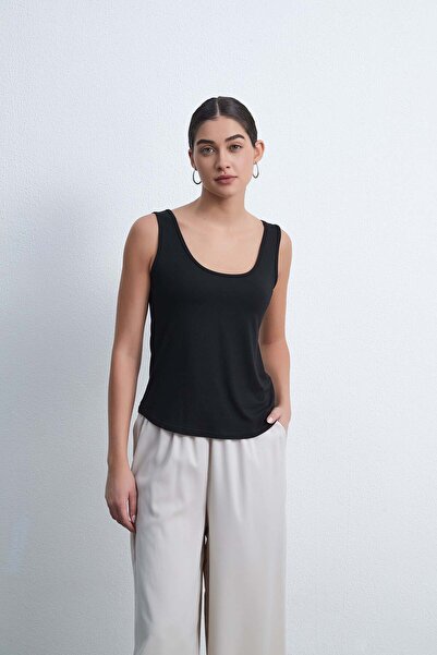 Livia Solid Sleeveless Top