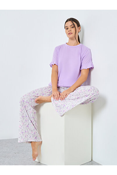 Styli طقم تي شيرت سادة بأكمام مكشكشة وبيجامة بنقشة زهور صغيرة