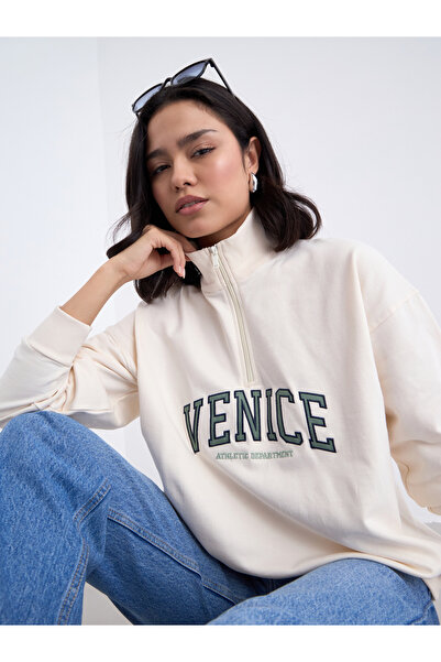 Styli سويت شيرت طويل مطرز باللون الكريمي