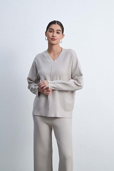 Livia بلوزة سادة بأكمام طويلة ورقبة على شكل حرف V