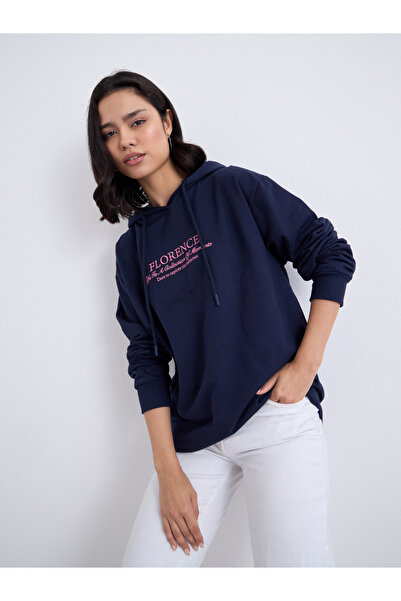 Styli هودي طويل مطرز بشعار باللون الأزرق الداكن