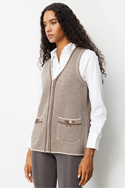 Desen Triko Γυναικείο μάλλινο γιλέκο με κέντημα με λαιμόκοψη σε σχήμα V και τσέπη σε μπεζ χρώμα