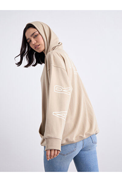 Styli هودي طويل بطبعة جرافيكية باللون البني الفاتح وكبير الحجم