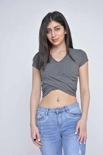 mica بلوزة قصيرة بفتحة رقبة على شكل حرف V