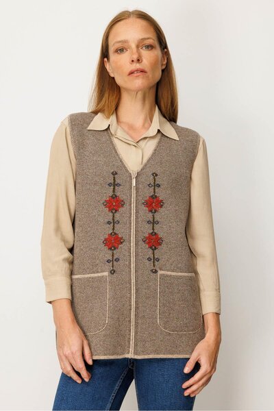 Desen Triko Women's V-Neck Embroidered Short Wool Vest K.Beige