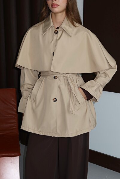 Bahar Altundemir Kadın Pelerinli Kemerli Astarsız Oversize Kısa Krem Trençkot