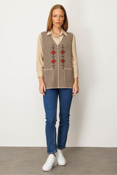 Desen Triko Women's V-Neck Embroidered Short Wool Vest K.Beige