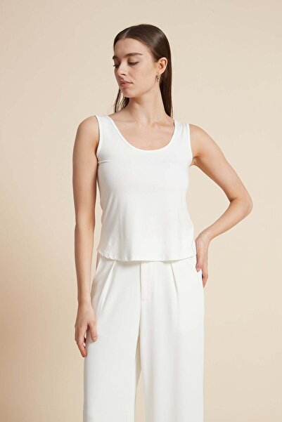 Yola بلوزة سادة بدون أكمام ورقبة دائرية