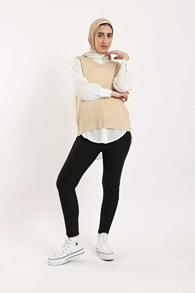 CARINA بلوزة مضلعة بفتحة رقبة على شكل حرف V