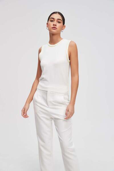 Livia Solid Sleeveless Round Neck Top
