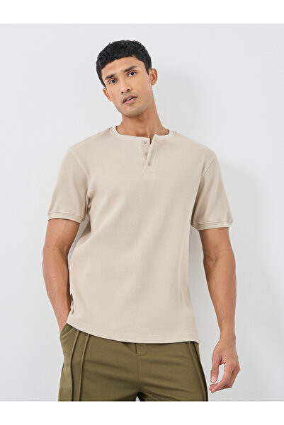 Styli تي شيرت بقصة عادية وياقة هنلي ونمط وافل