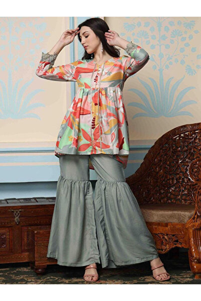 Ishin By Styli طقم كورتا وبنطال بطبعات زهور متعددة