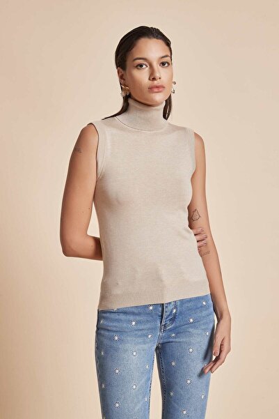 Yola Solid High Neck Sleeveless Top