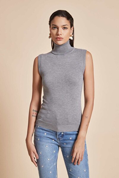 Yola Solid High Neck Sleeveless Top