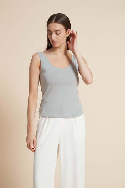 Yola Solid Sleeveless Crew Neck Top