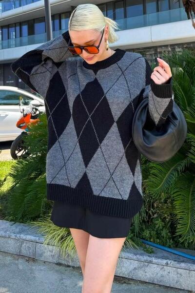 Seeh Γυναικείο πλεκτό πουλόβερ με μαύρο σχέδιο μπακλαβάς SH317