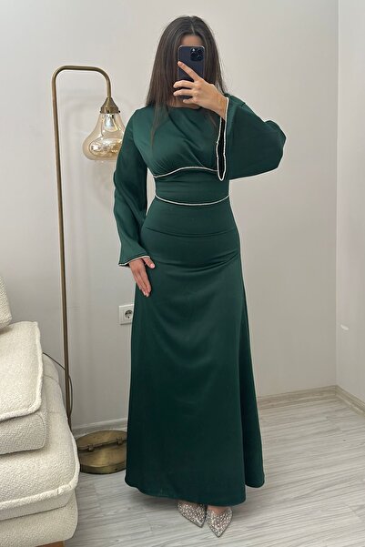 Hollyhocks فستان سهرة من الساتان بأكمام إسبانية مزين بالأحجار ورباط على الظهر