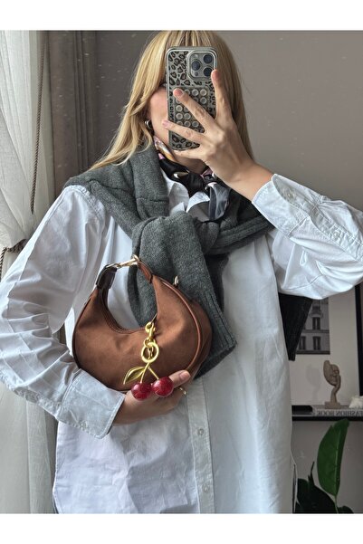 mèche atelier since 2024 Geantă de mână și de umăr din piele intoarsa pentru femei Valeria Cherry cu cadou Charm, maro