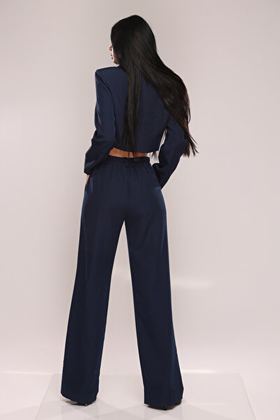 Pretty Women's suit with short jacket