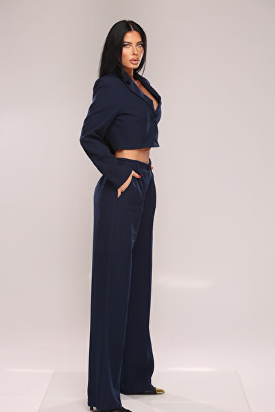 Pretty Women's suit with short jacket