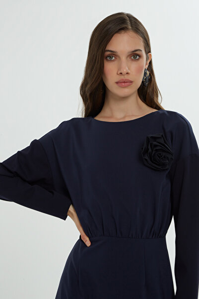 kı.we Eteği Volanlı Gül Broş Detaylı Uzun Lacivert Elbise