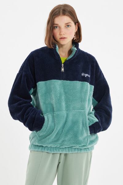 Kolekcia Trendyol Modrá Unisex oversize/široký strih Color Block Minimálna výšivka Teplá plyšová mikina TMNAW22SW1477