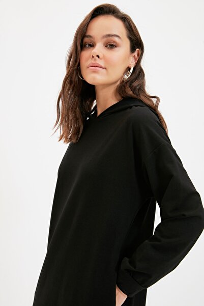 Trendyol Modest Černé pletené teplákové šaty s kapucí TCTAW22EB0142