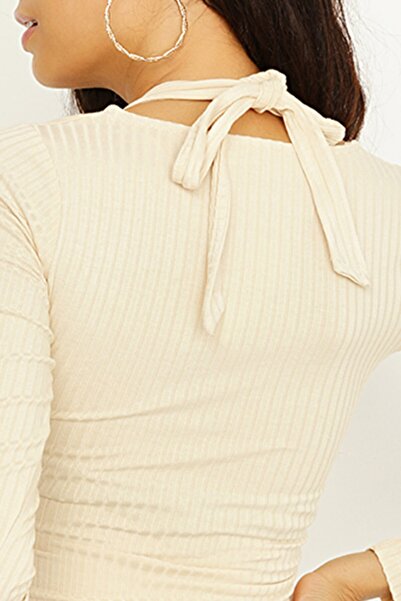 Select Moda Γυναικείο κρεμ μπλουζάκι με λεπτομέρεια με λουράκι στο λαιμό