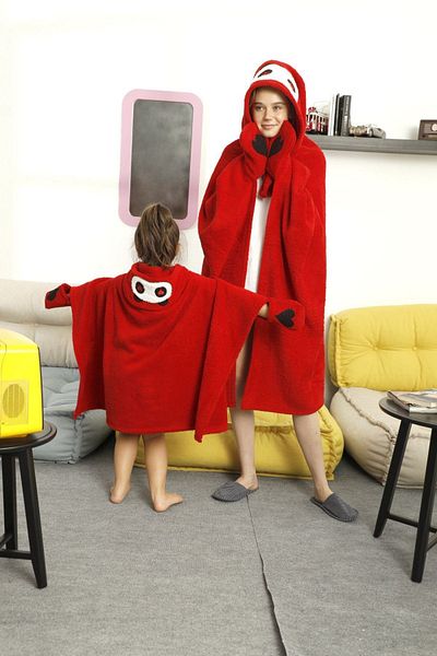 Siyah İnci Embroidered Hooded Wellsoft Blanket
