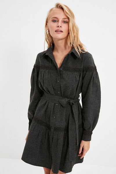 Trendyol Collection Anthrazitfarbenes, gewebtes Mini-Hemdkleid mit Gürtel TWOAW21EL1964