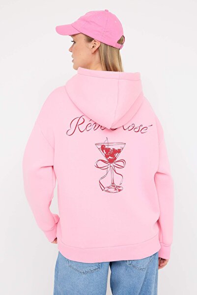 Trendyol Collection Hellrosa, auf der Rückseite und vorne bedrucktes, gestricktes Sweatshirt mit Kapuze in Übergröße/Weiter Schnitt TWOAW26SW00042