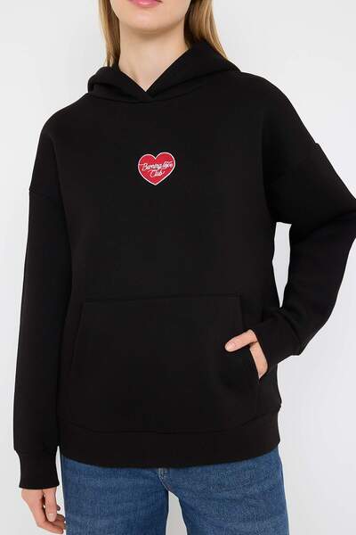 Trendyol Collection Тийнейджърска черна дебела фланела с качулка и сърцевиден принт TWOAW26SW00158