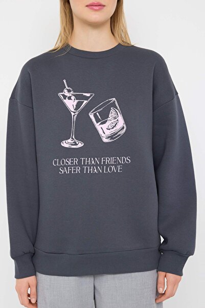 Trendyol Collection Teen Anthracite Cocktail Printed Oversize/Wide Fit Thick Fleece Inside Knitted Sweatshirt Twoaw26Sw00180